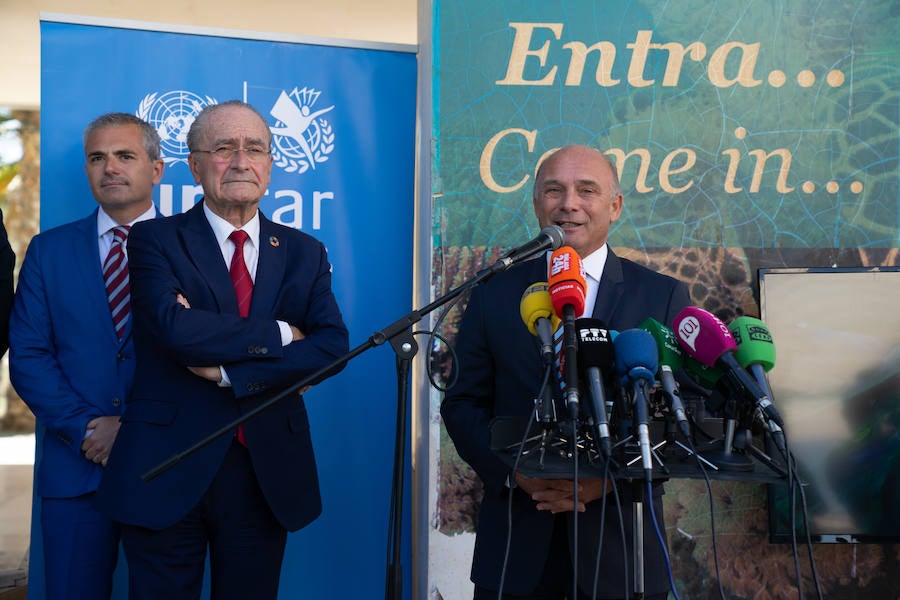 Uno de los laterales del Aula del Mar se ha convertido en una improvisada pasarela de moda por la que han desfilado una decena de creaciones impulsadas por Manu Fernández, presidente de Fashion Art, y el artista plástico submarino Alfonso Cruz