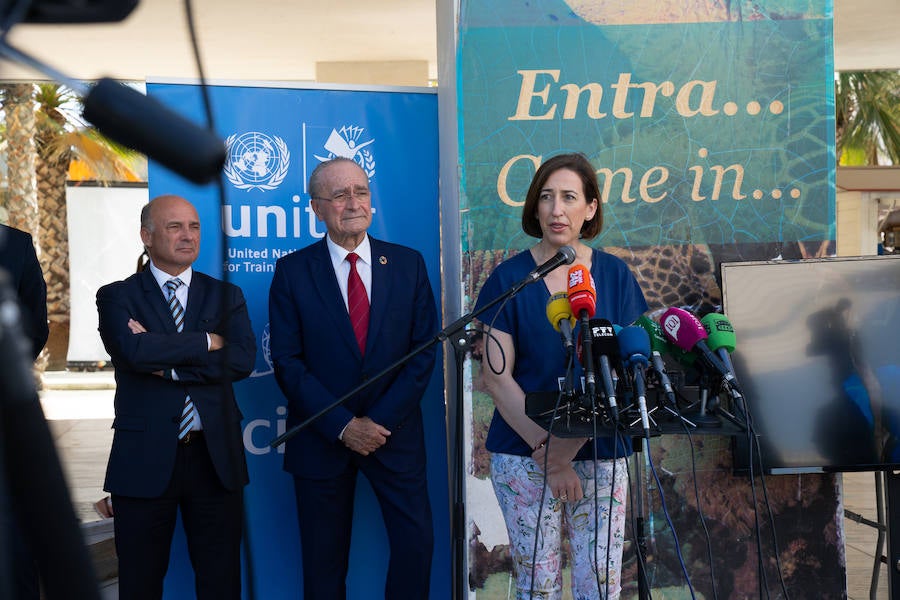 Uno de los laterales del Aula del Mar se ha convertido en una improvisada pasarela de moda por la que han desfilado una decena de creaciones impulsadas por Manu Fernández, presidente de Fashion Art, y el artista plástico submarino Alfonso Cruz