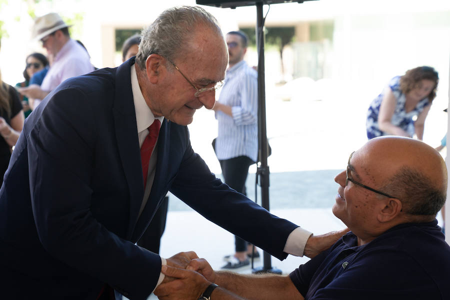 Uno de los laterales del Aula del Mar se ha convertido en una improvisada pasarela de moda por la que han desfilado una decena de creaciones impulsadas por Manu Fernández, presidente de Fashion Art, y el artista plástico submarino Alfonso Cruz