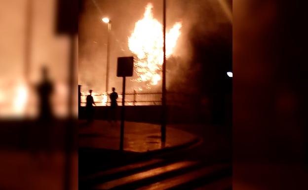 Bomberos sofocan un incendio junto a la Universidad Laboral de Málaga