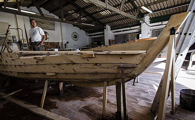 Juan Cassá, portavoz de Ciudadanos, inició la campaña electoral en el astillero Nereo. 