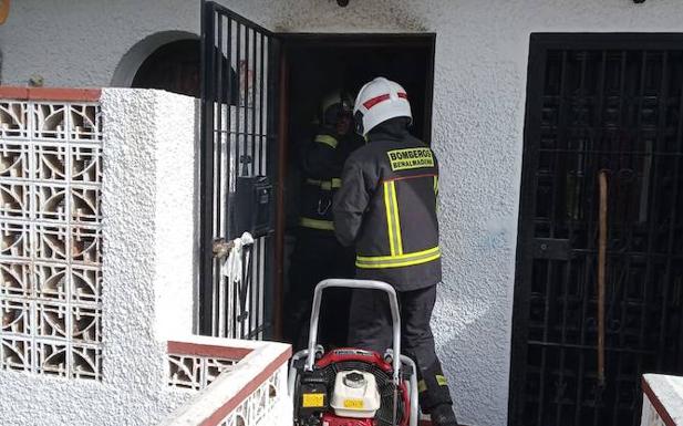 Un herido grave y varias viviendas desalojadas en Benalmádena tras la explosión de una bombona de gas