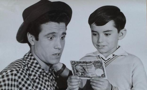 Imagen principal - Manolo Zarzo junto al niño cantante Joselito, con quien rodó 'Saeta del ruiseñor' (1959). Junto a Sara Montiel en 'Cinco almohadas para una noche' (1974) y en 'Los golfos' (1960), de Carlos Saura.