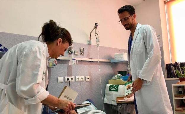 María del Carmen Ramos y Antonio Camaño, junto a una paciente a la que le ofrecen lectura. 