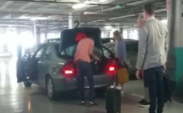 Un 'taxista' pirata recoge a unos turistas en el 'parking' del aeropuerto. 