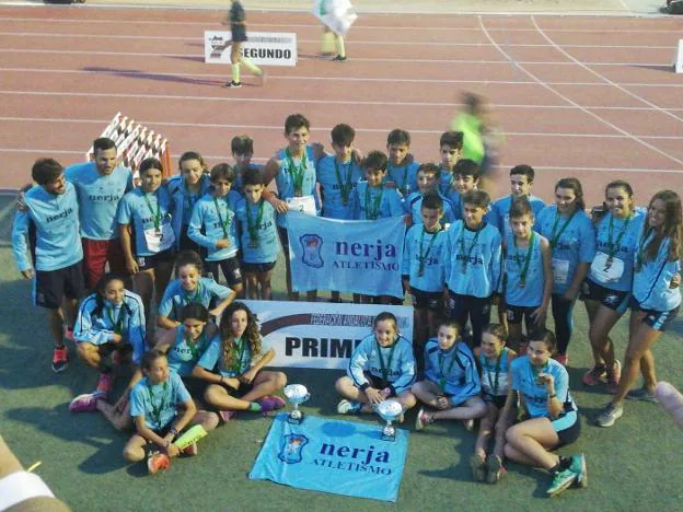 Los infantiles del Cueva de Nerja-UMA posan con sus trofeos al término de la competición en Málaga. :: sur