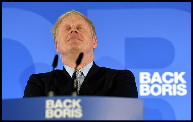 Boris Johnson se muestra pensativo momentos antes de ofrecer la rueda de prensa para presentar su candidatura. :: Andrew Parsons / EP