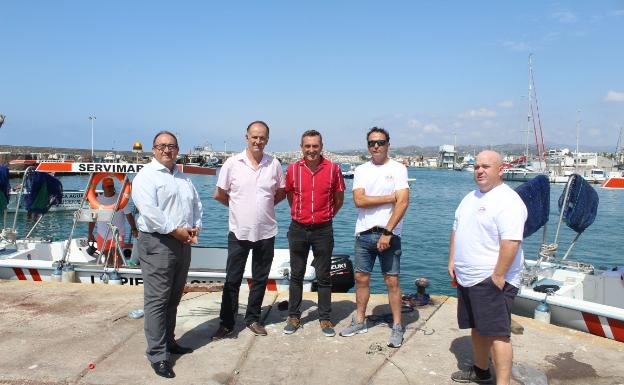 Autoridades y técnicos, este jueves en el puerto pesquero y deportivo de La Caleta. 