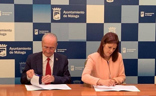 De la Torre y Noelia Losada firmando el acuerdo esta noche.