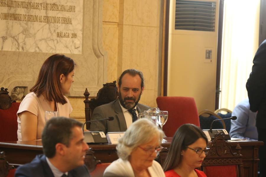 Francisco de la Torre ha sido reelegido alcalde de Málaga tras sumar 16 votos frente a los 15 del socialista Daniel Pérez. 