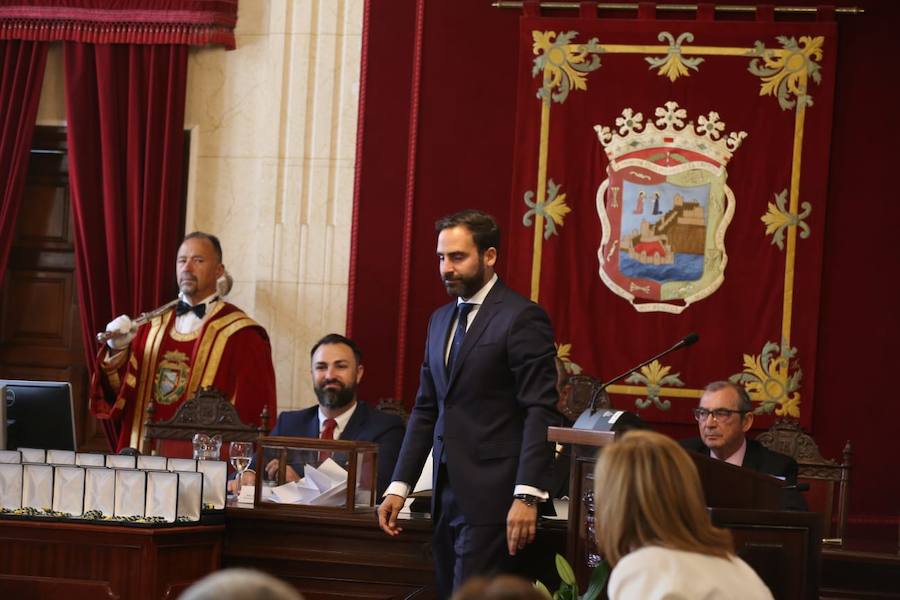 Francisco de la Torre ha sido reelegido alcalde de Málaga tras sumar 16 votos frente a los 15 del socialista Daniel Pérez. 