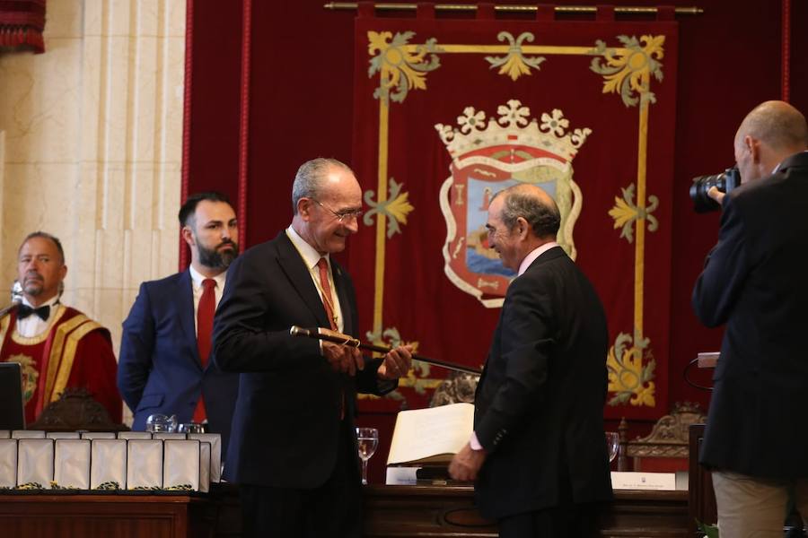 Francisco de la Torre ha sido reelegido alcalde de Málaga tras sumar 16 votos frente a los 15 del socialista Daniel Pérez. 