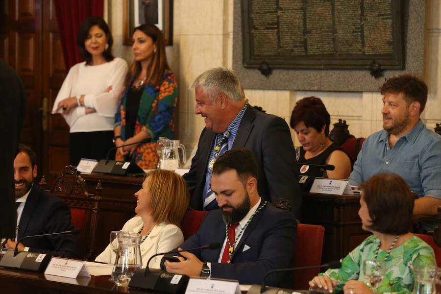 Francisco de la Torre ha sido reelegido alcalde de Málaga tras sumar 16 votos frente a los 15 del socialista Daniel Pérez. 