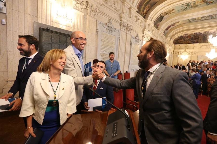 Francisco de la Torre ha sido reelegido alcalde de Málaga tras sumar 16 votos frente a los 15 del socialista Daniel Pérez. 