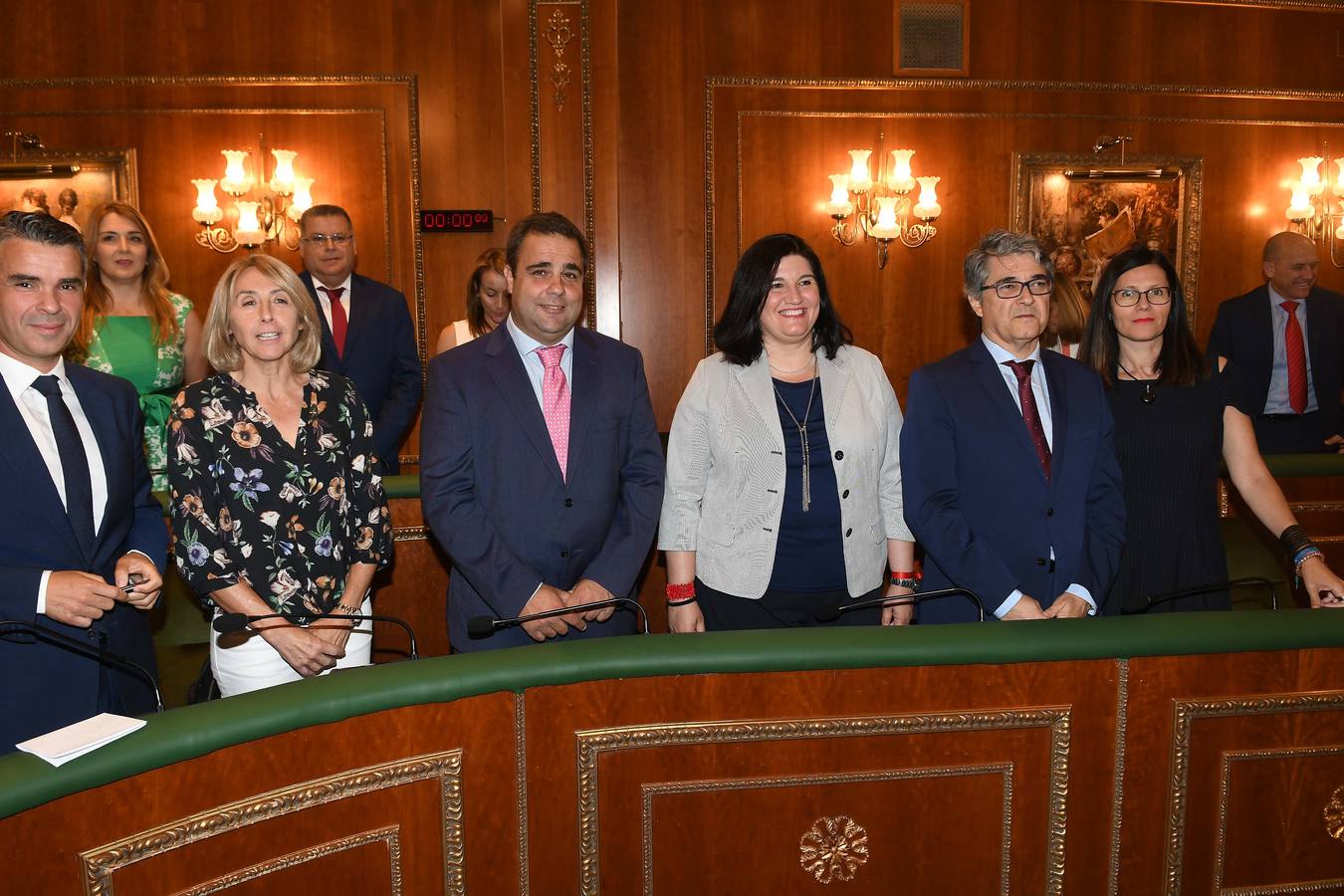 Así transcurrió el acto de la nueva configuración del ayuntamiento de Marbella donde Ángelez Muñoz fue reconocida como alcaldesa.