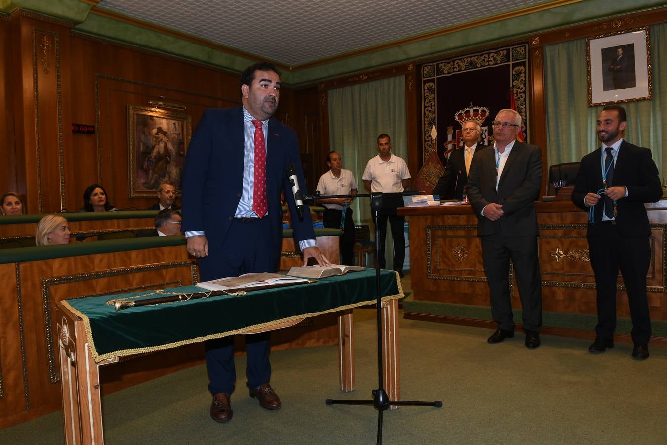 Así transcurrió el acto de la nueva configuración del ayuntamiento de Marbella donde Ángelez Muñoz fue reconocida como alcaldesa.