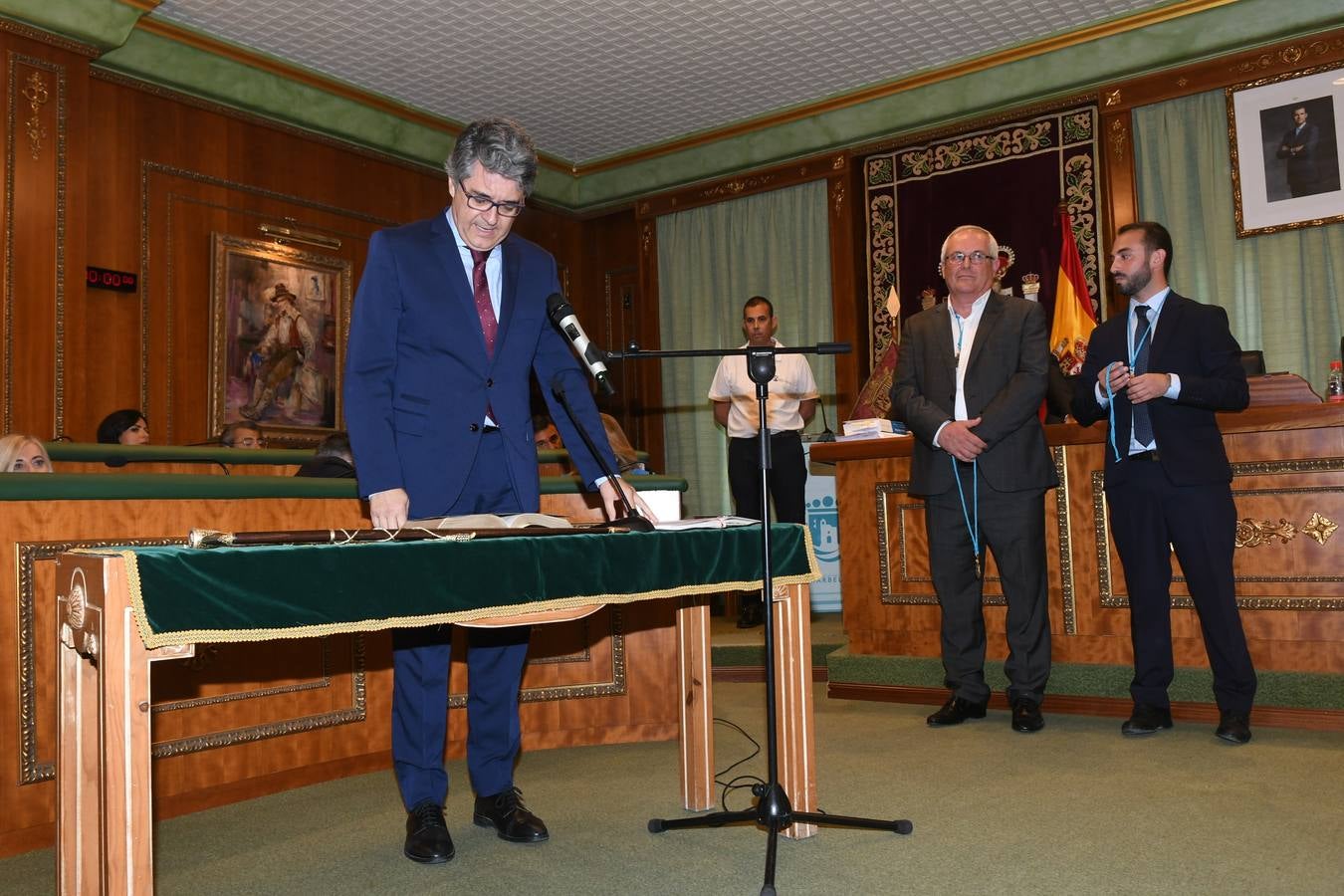 Así transcurrió el acto de la nueva configuración del ayuntamiento de Marbella donde Ángelez Muñoz fue reconocida como alcaldesa.