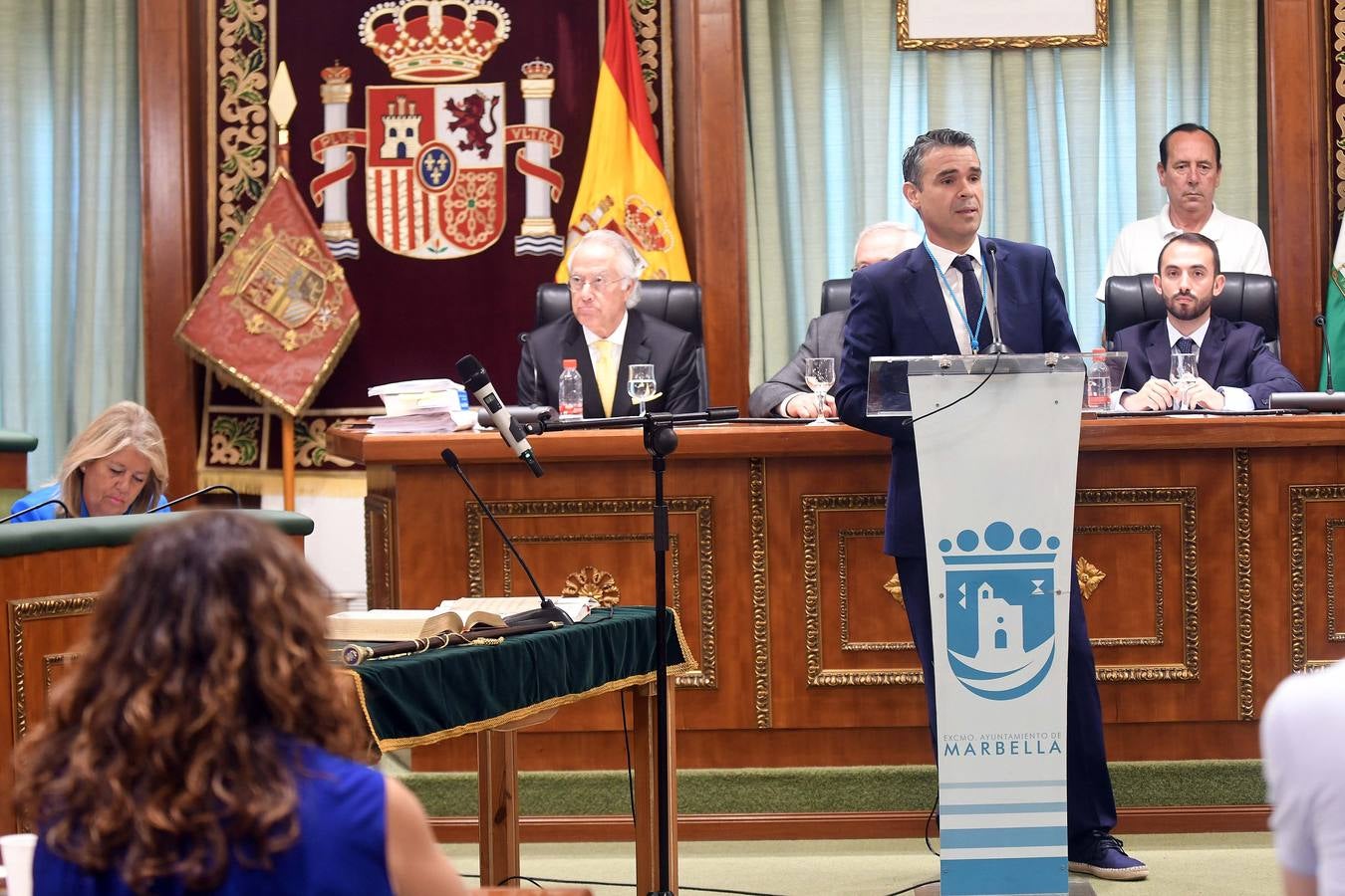 Así transcurrió el acto de la nueva configuración del ayuntamiento de Marbella donde Ángelez Muñoz fue reconocida como alcaldesa.