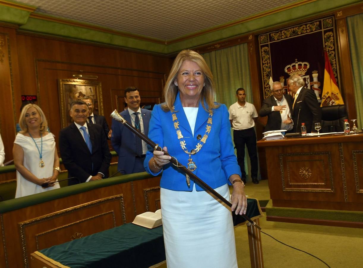 Así transcurrió el acto de la nueva configuración del ayuntamiento de Marbella donde Ángelez Muñoz fue reconocida como alcaldesa.