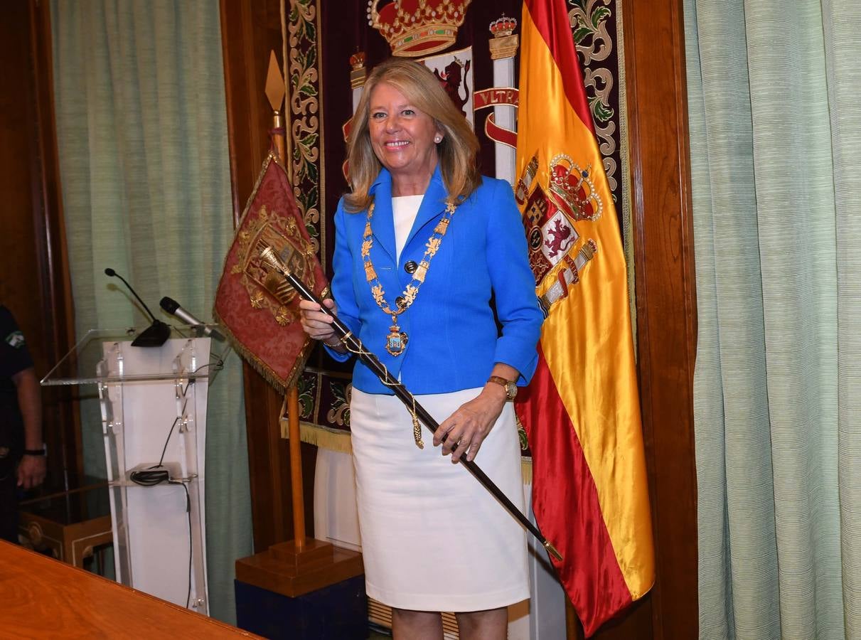 Así transcurrió el acto de la nueva configuración del ayuntamiento de Marbella donde Ángelez Muñoz fue reconocida como alcaldesa.