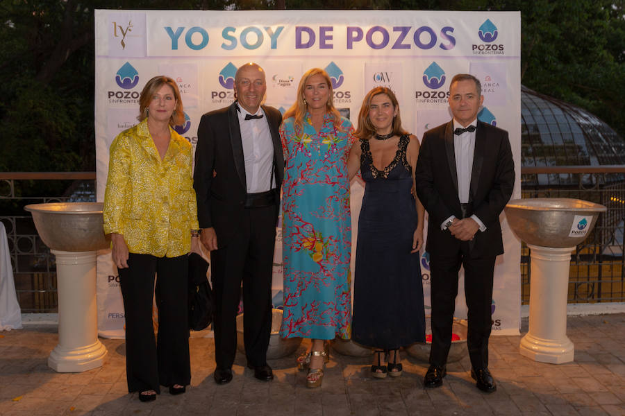 Pozos Sin Fronteras celebra la tercera edición del Baile del Agua en la Hacienda Nadales. En la foto, Fernando Vela, Coco San Emeterio y Jesús Gracias.