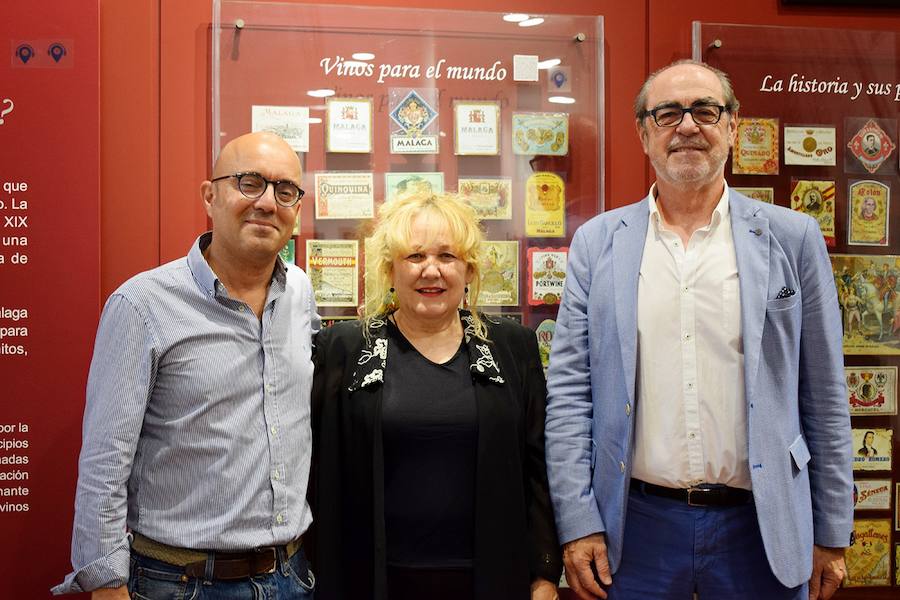 El Ciclo Poesía es Vino se reúne en su cita mensual. En la foto, Alfonso Vázquez, Isabel Romero y Jesús García Gallego.