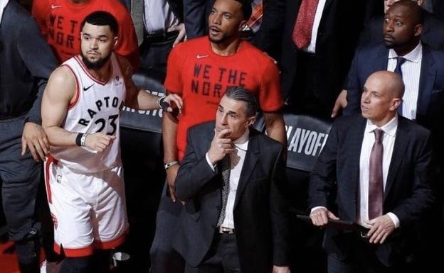 Imagen principal - Arriba, una imagen de Sergio Scariolo que se hizo viral durante las semifinales de conferencia ante los Sixers observando el tiro de Leonard que decidió el choque. Abajo, la plantilla completa de los Raptors campeones de la NBA. A la derecha, Scariolo y Nick Nurse, entrenador principal de los Raptors, sostiene el trofeo de campeones de la NBA. 