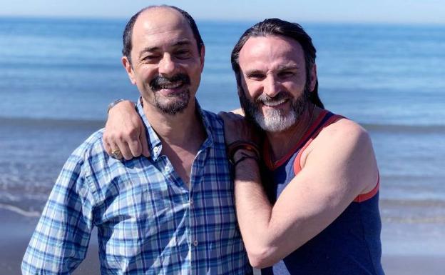 Jordi Sánchez y Fernando Tejero, en la playa de Málaga durante el rodaje de 'LQSA'. 