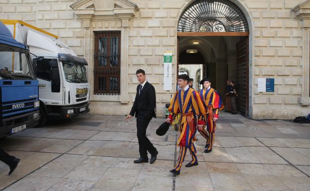 Extras vestidos con el uniforme de la Guardia Suiza del Vaticano, en el exterior de la Aduana. 