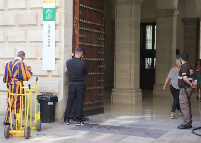 Imagen secundaria 1 - Los alrededores de la Aduana están tomados por los camiones, caravanas y vehículos de apoyo para el rodaje de la serie. Abajo, a la derecha, detalle de uno de los extras con el uniforme de la guardia pontificia. 