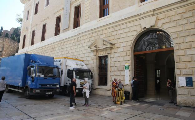 Imagen principal - Los alrededores de la Aduana están tomados por los camiones, caravanas y vehículos de apoyo para el rodaje de la serie. Abajo, a la derecha, detalle de uno de los extras con el uniforme de la guardia pontificia. 