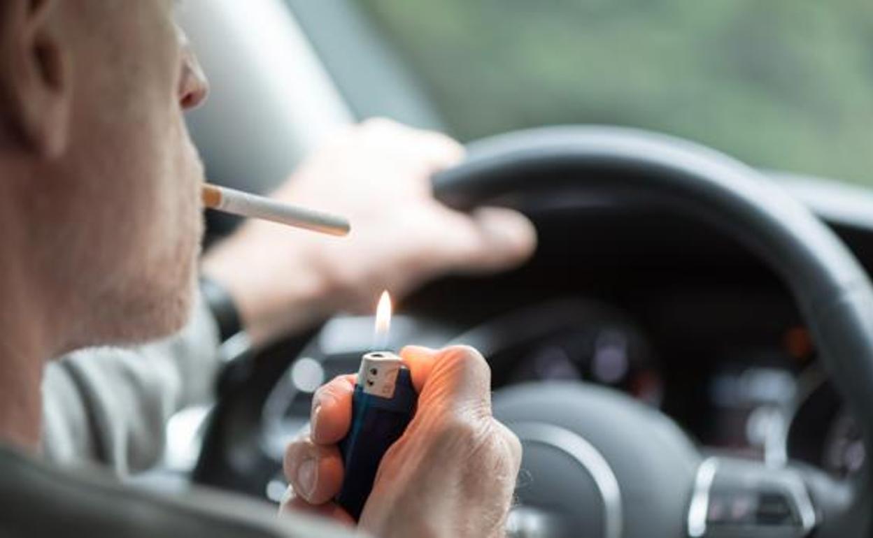 La DGT no sancionará por fumar en el coche, pero apoya que Sanidad lo prohíba