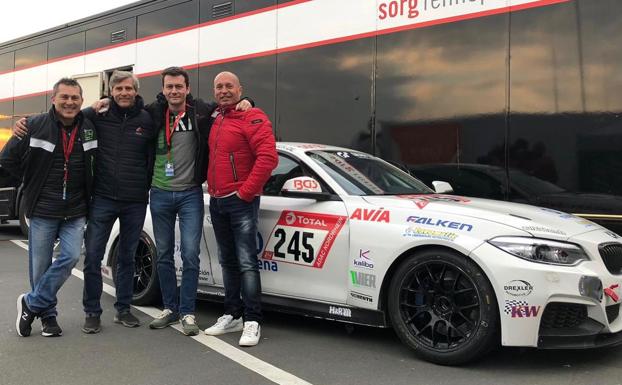 El equipo, con el BMW 240i de la escudería SORG. 