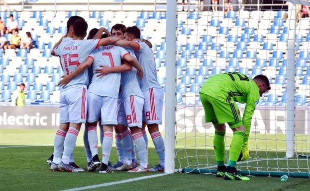 Los jugadores de España celebran el gol de Dani Olmo.