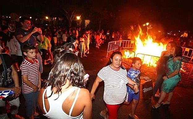 Vecinos en torno a una de las hogueras en San Juan 2018. 
