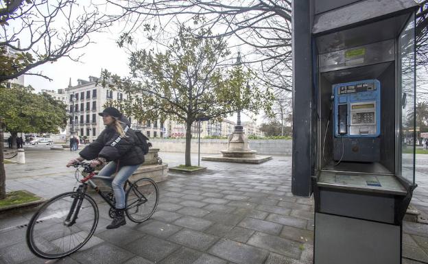 Una de las cabinas de teléfono que todavía están activas. 