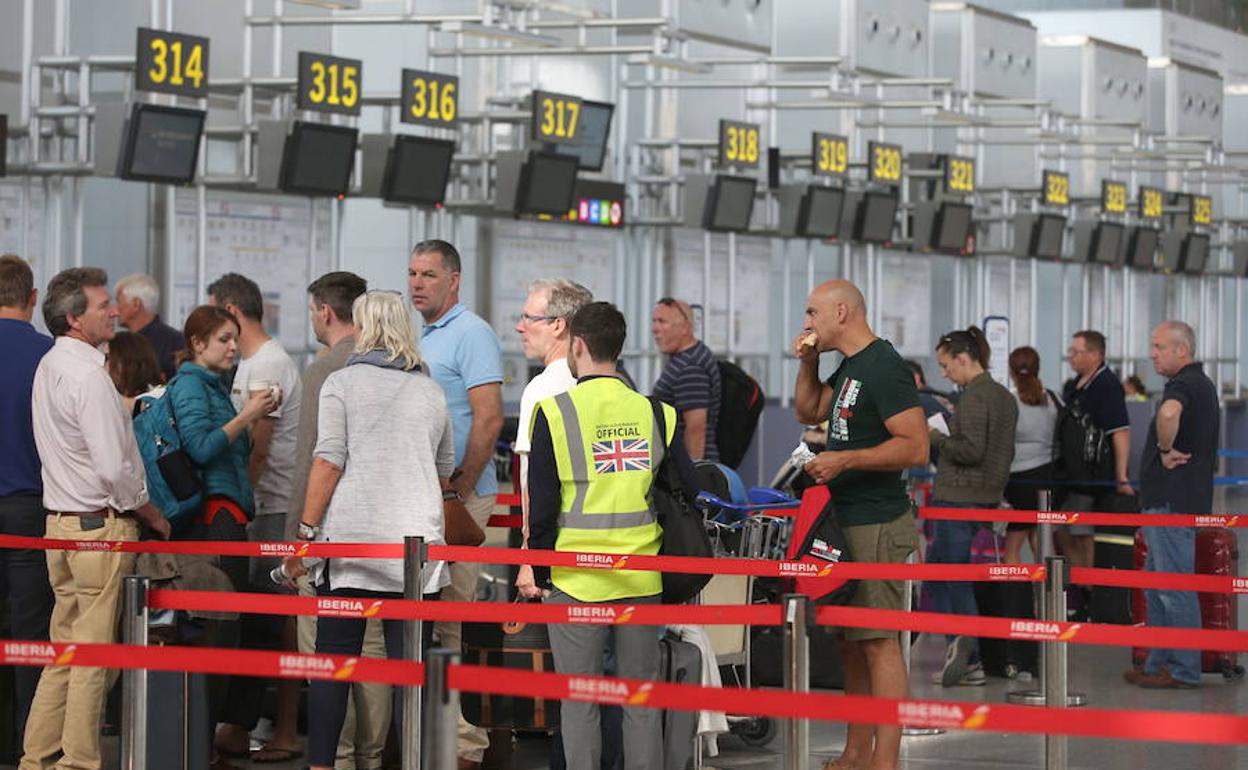 Imagen de archivo de pasajeros en el aeropuerto de Málaga. 