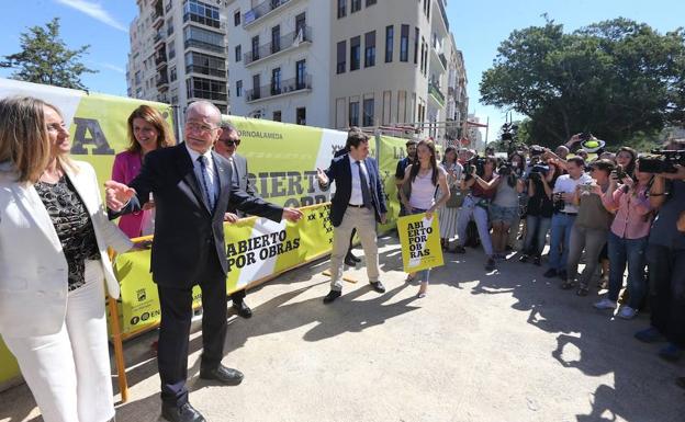 El alcalde, Francisco de la Torre, ayer, junto a la consejera de Fomento de la Junta, Marifrán Carazo. 