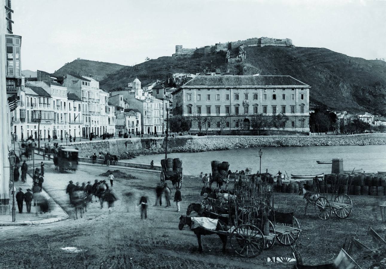 El puerto y la Aduana hacia 1902. Los elementos fechan la fotografía: un tranvía de mulas circula por la Acera de la Marina, los muelles próximos a la Aduana están siendo rellenados. Foto Archivo Wandre, reproducción de copia sobre papel 