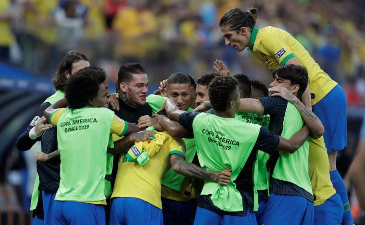 Los jugadores de Brasil celebran un gol ante Perú.