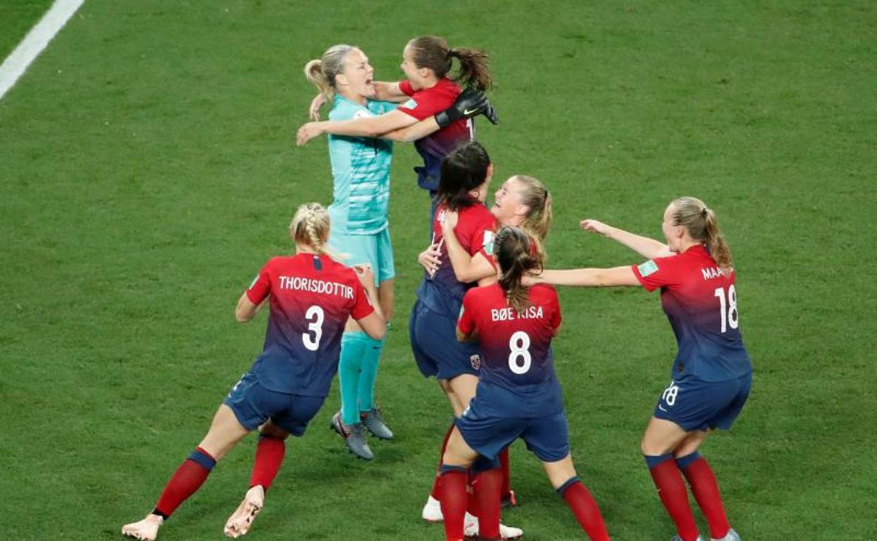 Las futbolistas de Noruega celebran el pase a cuartos. 