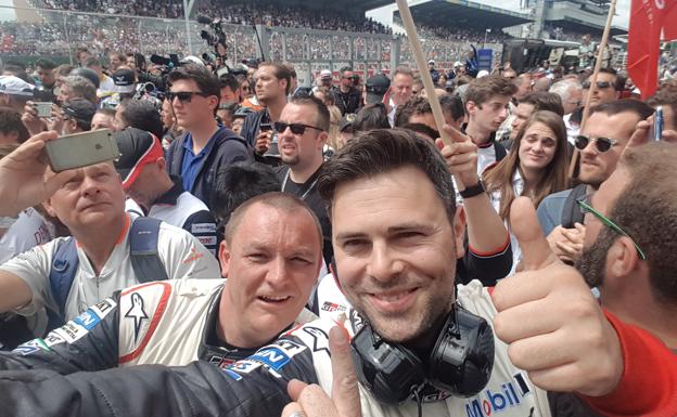 Imagen principal - Sebas Lorenzo durante las pasadas 24 horas de Le Mans, donde logró el triunfo con el equipo Toyota.