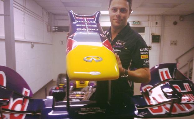 Sebas Lorenzo con un coche de Red Bull Racing.