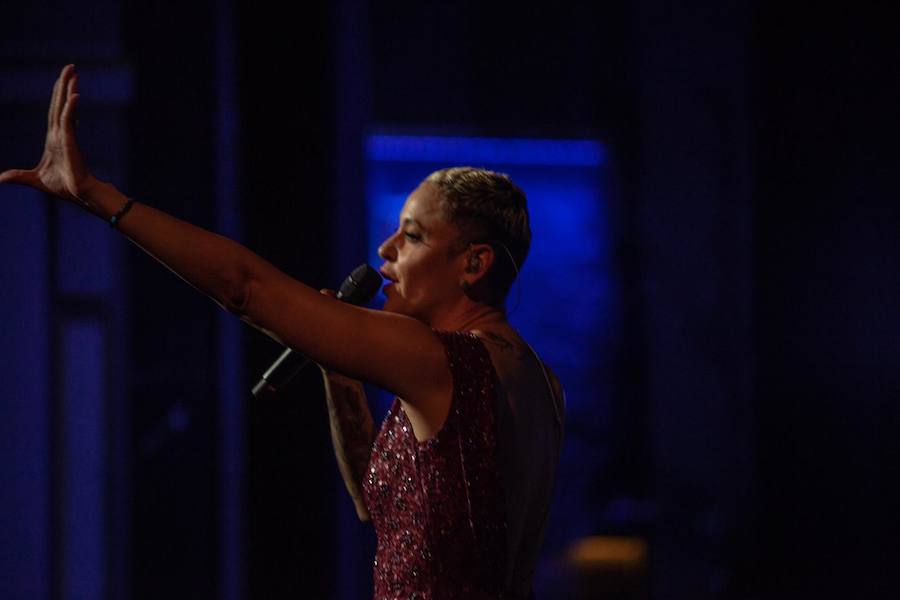 La reina del fado encandila a sus seguidores en el Teatro Cervantes