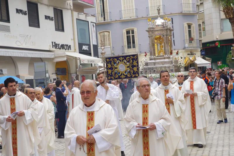 El poco público vuelve a marcar la procesión del Santísimo que visitó los cuatro altares situados en el recorrido