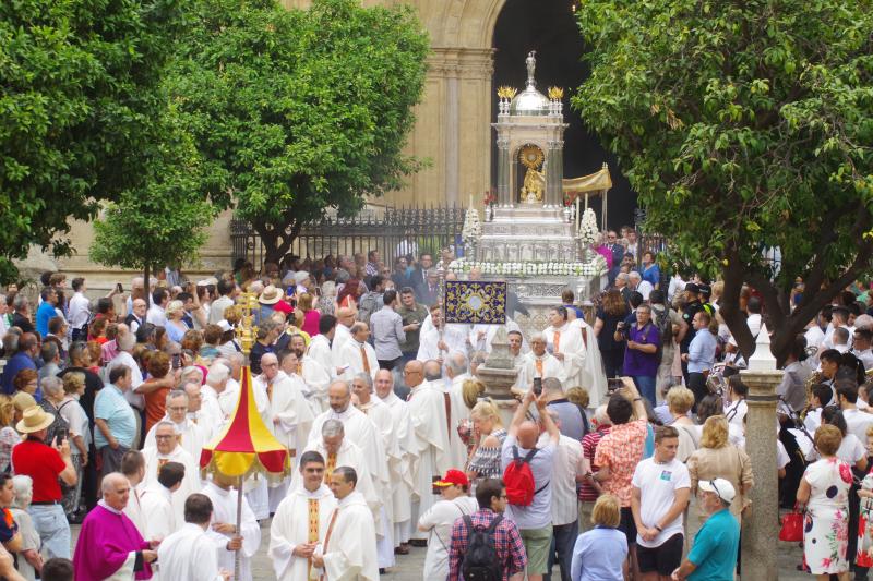 El poco público vuelve a marcar la procesión del Santísimo que visitó los cuatro altares situados en el recorrido