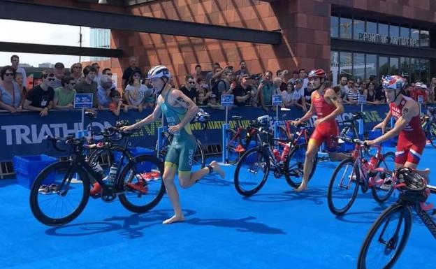 Alberto González (centro), en la transición de natación a bicicleta. 