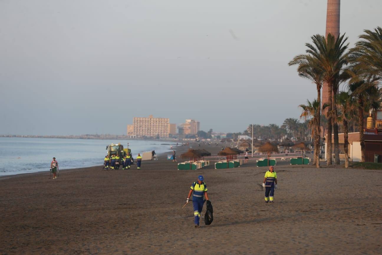 Operarios de Limasa se afanan en retirar los residuos de las miles de personas que cumplieron con la tradición del ritual de la noche de San Juan. En la imagen. la playa de la Misericordia limpia tras la actuación de Limasa.