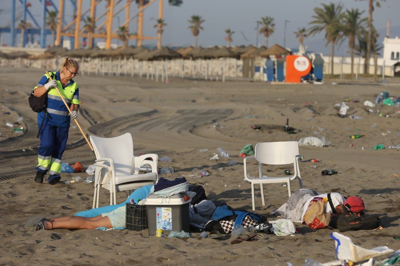 Operarios de Limasa se afanan en retirar los residuos de las miles de personas que cumplieron con la tradición del ritual de la noche de San Juan. En la imagen, residuos acumulados en la playa de la Malagueta.