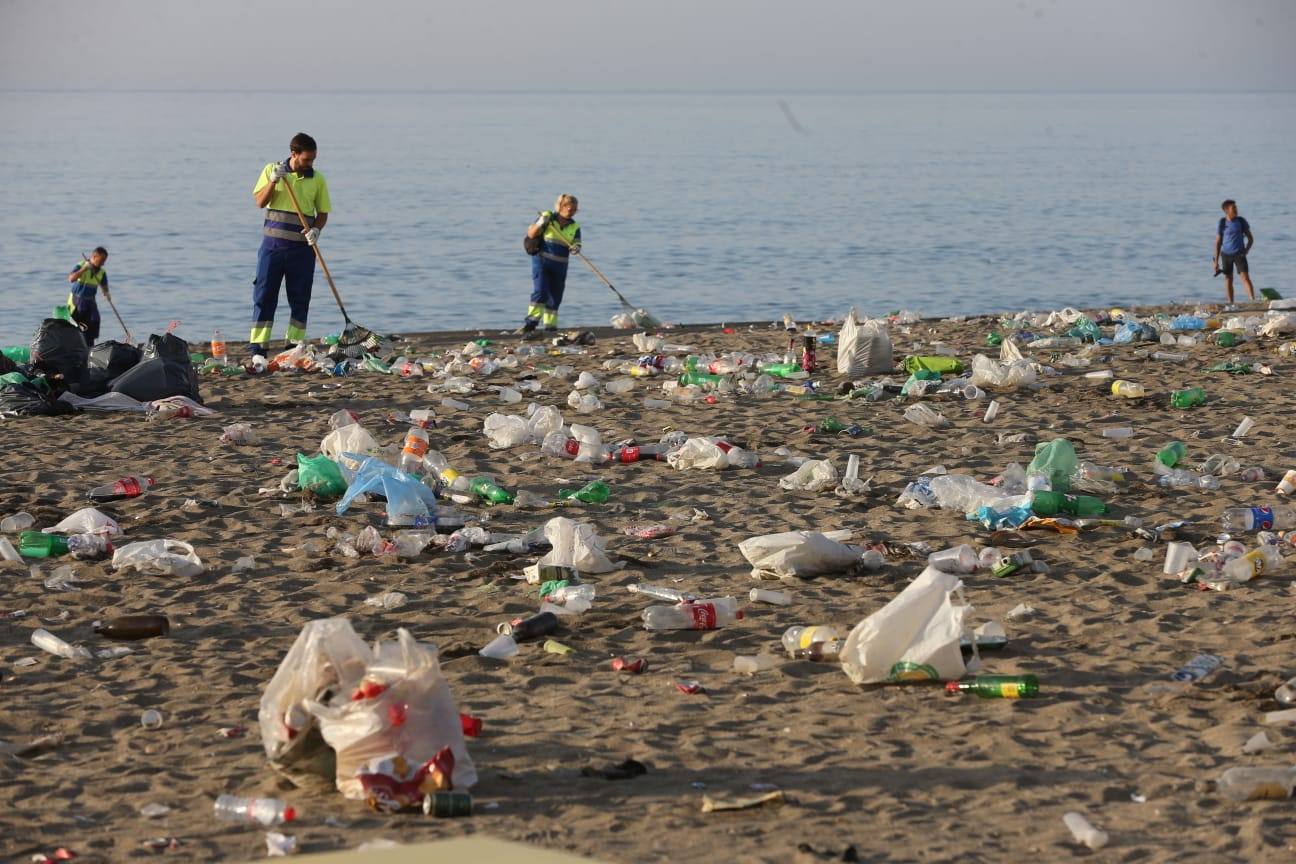 Operarios de Limasa se afanan en retirar los residuos de las miles de personas que cumplieron con la tradición del ritual de la noche de San Juan. En la imagen, residuos acumulados en la playa de la Malagueta.